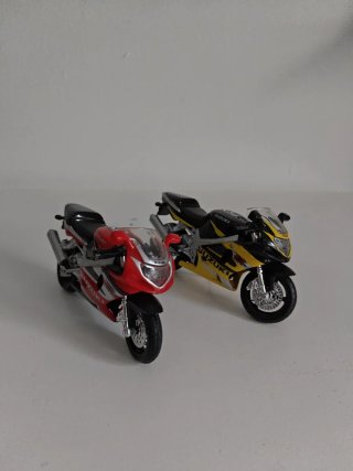 Lote 2 Motos a Escala Maisto Suzuki