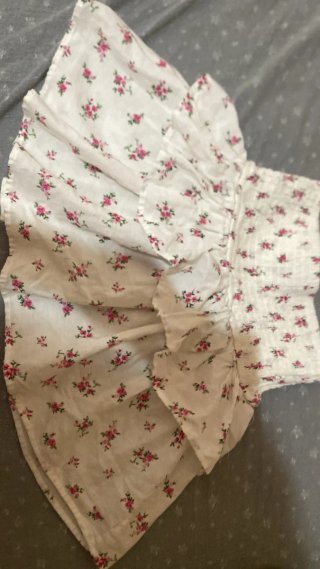 Falda corta blanca con estampado floral