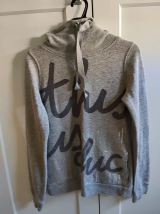 Sudadera Gris con Estampado
