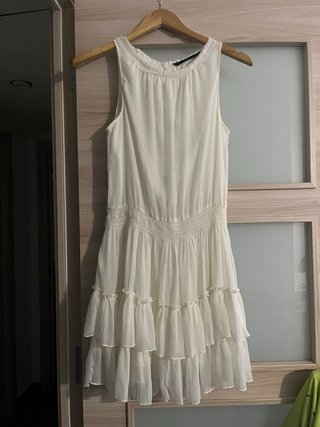 Vestido corto blanco con volantes