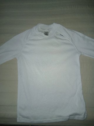 Camiseta térmica blanca marca Decathlon talla 14