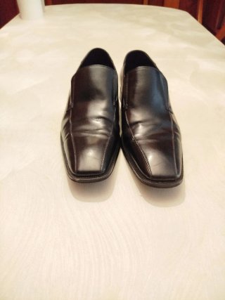 Zapatos de vestir negros de piel.