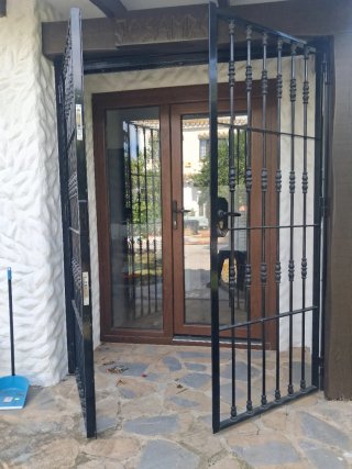 Puerta de PVC con Reja 2,10x1,70m