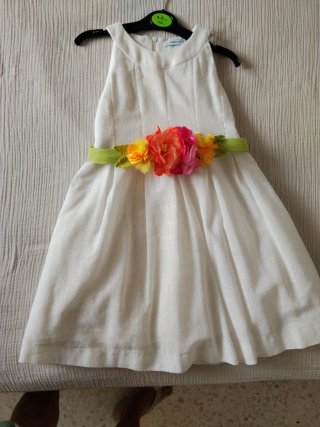 Vestido Blanco de Niña con Flores