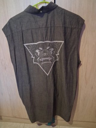 Camisa sin mangas gris con estampado