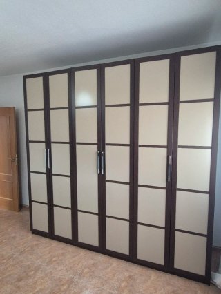 Armario de madera grande
