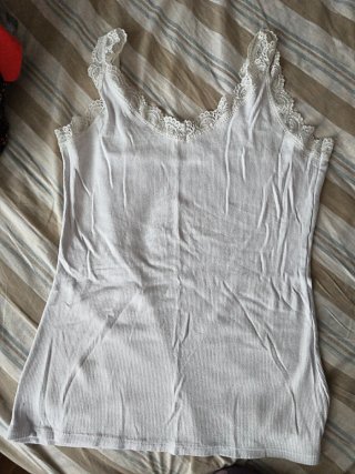 Camiseta de tirantes blanca con encaje