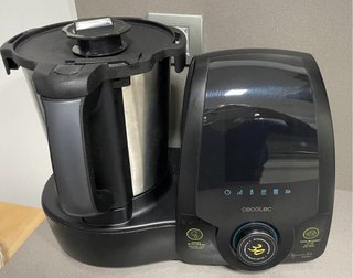 Robot de cocina Cecotec Mambo 9590 con accesorios