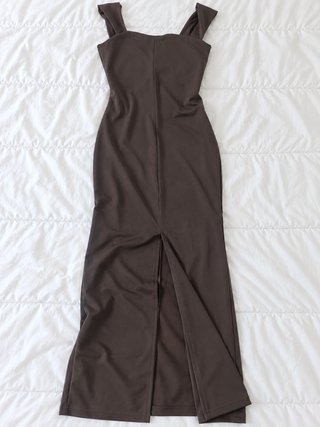 Vestido Marrón con Tirantes y Abertura