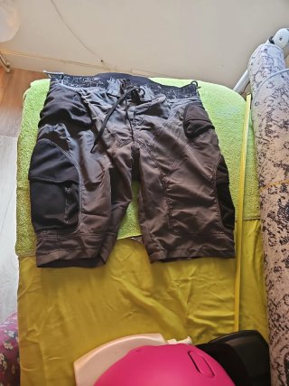 Pantalón corto con protecciones de impacto