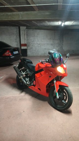 Daelim Roadwin R 125 Roja