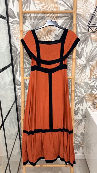 Vestido de verano naranja y negro