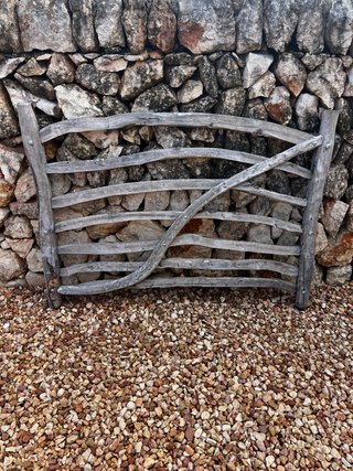 Barrera de madera de ullastre