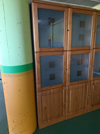 Mueble Vitrina de Madera con Puertas de Cristal