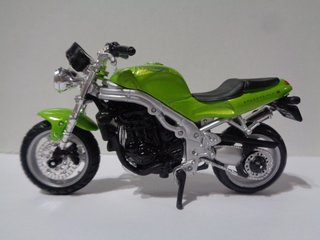 TRIUMPH SPEEDTRIPLE – VERDE  ( 1/18 )