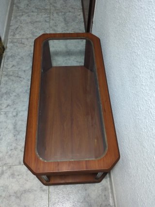 Mesa de salón de madera y cristal