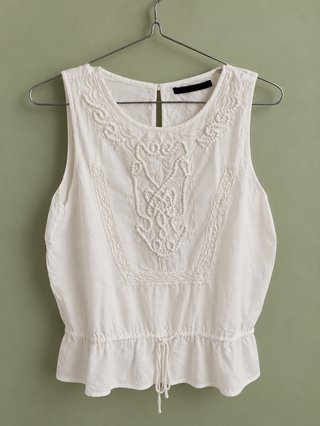 Blusa blanca sin mangas con bordados