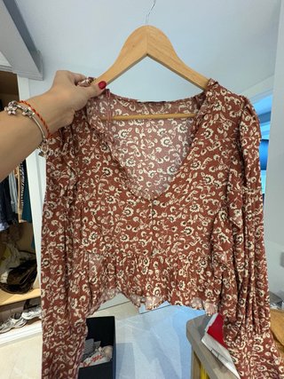 Blusa con estampado de flores