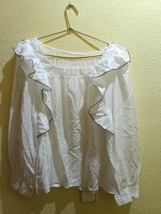Blusa blanca con volantes