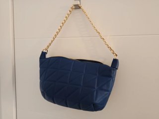 Bolso de vestir azul con cadena dorada