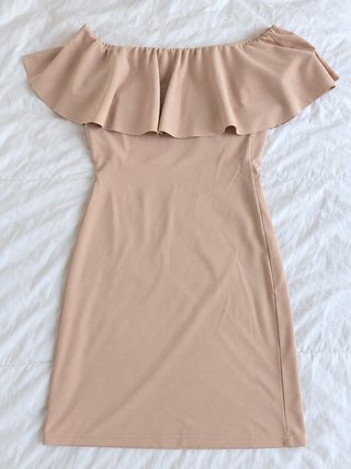 Vestido corto con volante
