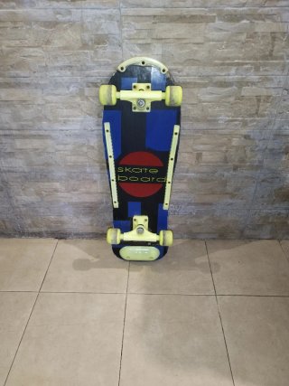 Skate board con diseño geométrico