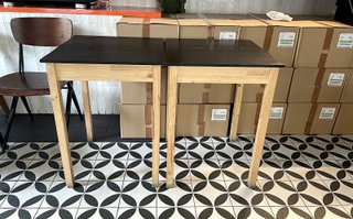 Mesa de madera con tablero de pizarra 55 x 55