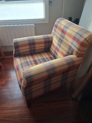 Sillón Orejero estampado a cuadros tonos cálidos