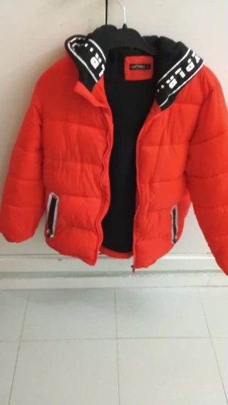 Abrigo de niño rojo