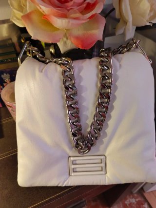 Bolso Blanco con Cadena Plateada
