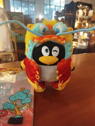 Peluche Pinguino con Costume Tradizionale