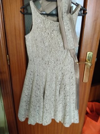 Vestido de encaje beige
