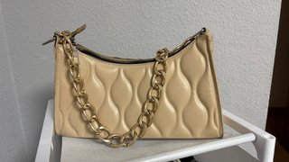 Bolso de mano beige con cadena