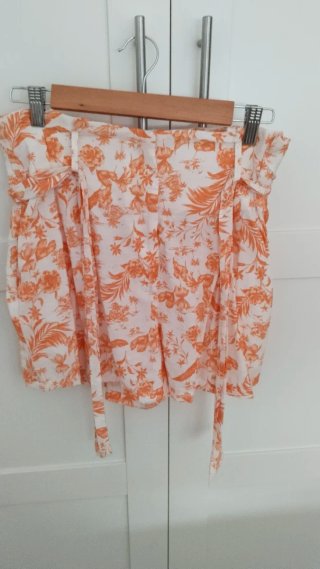 Pantalón corto estampado naranja y blanco