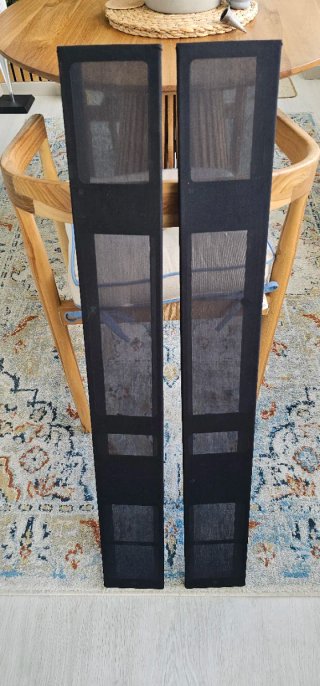 Altavoces Bang & Olufsen Beolab 8000 frontales.