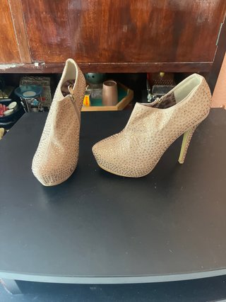 Zapatos de tacón alto beige con tachuelas