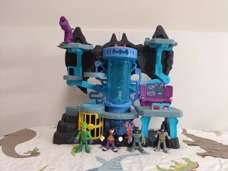 Batcueva con Figuras