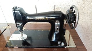 Máquina de Coser Sigma Años 70 en uso