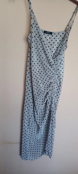 Vestido Stradivarius Beige con Lunares Negros