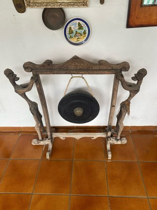 Gong Antiguo con Soporte de Madera Tallada