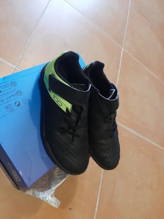 Zapatillas de Fútbol Negras y Verdes Talla 33