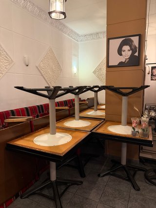 Lote 9 mesas cuadradas de madera pie central