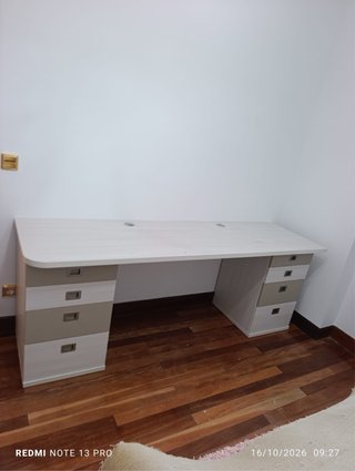 Mesa de estudio con cajoneras