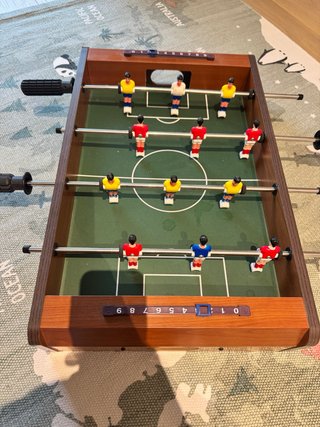 Mini futbolín de sobremesa.