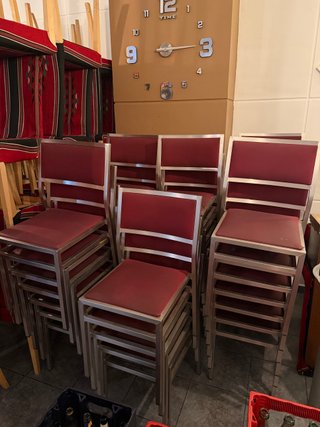 Lote 35 sillas apilables metal y tapizado rojo