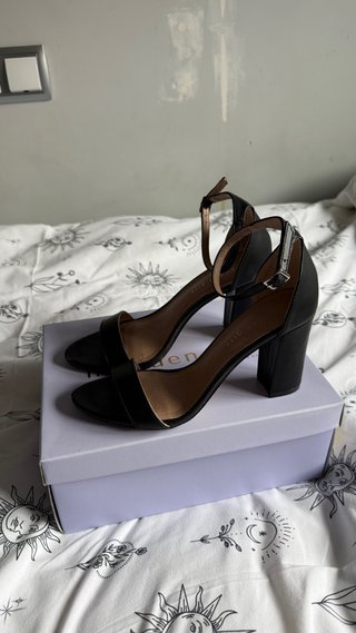 Tacones de tiras Steve Madden negros