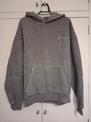 Sudadera con capucha gris