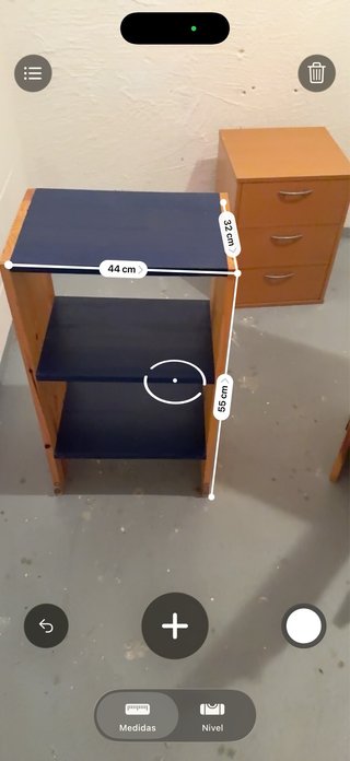Estantería de madera azul y marrón