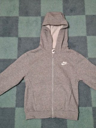 Chaqueta con capucha Nike gris niño