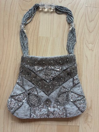 Bolso de fiesta plateado con abalorios